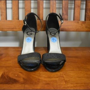 Sparkling black pumps with ankle strap